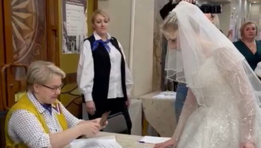 В Якутии заметили пару, которая сразу после ЗАГСа посетила избирательный участок (ВИДЕО) 