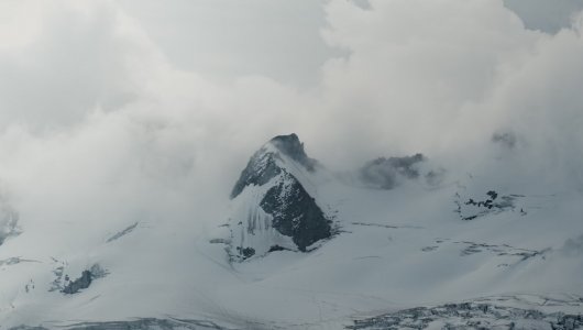 «Сильным порывом ветра туристов сбросило в кулуар» На Камчатке после схода мощной лавины пропали люди