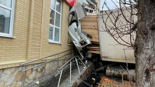 В Железноводске водитель фуры сначала столкнулся с молоковозом, а затем протаранил магазин 