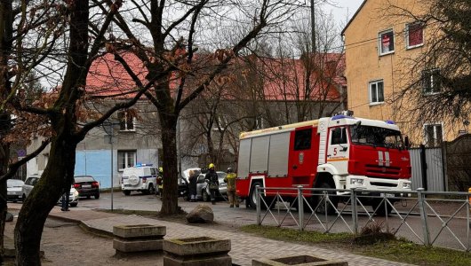 Возле школы на улице Бассейной в Калининграде вспыхнул автомобиль. Что сейчас происходит на месте происшествия (ВИДЕО)