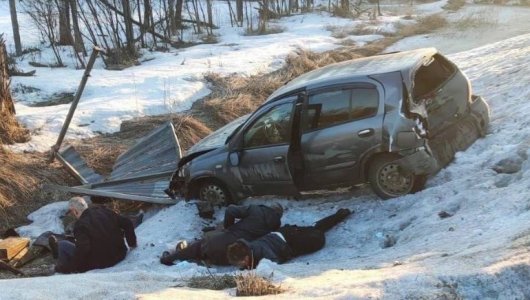 На грани трагедии: в Подмосковье машина на скорости влетела прямо в автобусную остановку, на которой находились люди (ВИДЕО)