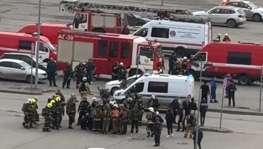 В Петербурге эвакуировали торговый центр, поступило сообщение о бомбе( ВИДЕО) 