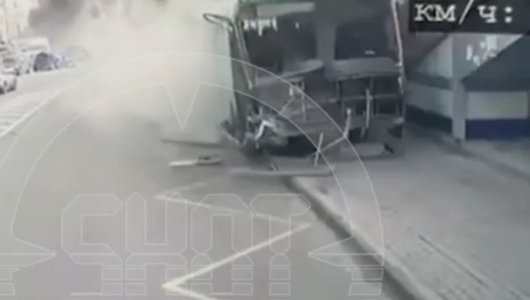 Ужасный момент столкновения автобуса в семь легковых автомобилей в Курске попало на камеру (ВИДЕО) 