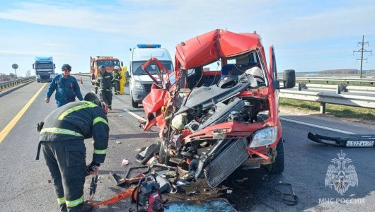 Движение в сторону Черняховска ограничено: на трассе Калининград-Нестеров столкнулись микроавтобус и грузовик, есть пострадавшие (ВИДЕО) 