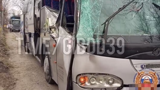 Один пассажир получил травмы. На пути из Балтийска туристический автобус попал в ДТП (ВИДЕО) 