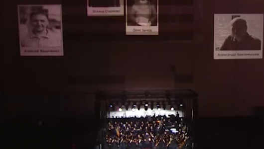 «Я смотрю и плачу...» В сети появилось трогательное видео с концерта в Крокус Сити Холл, который прошел в память о погибших в теракте 22 марта (ВИДЕО)
