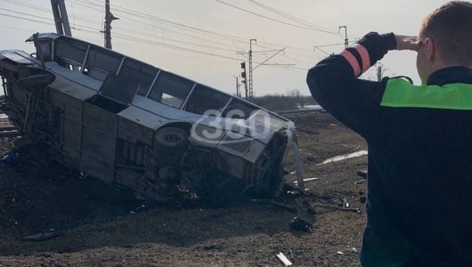 Пассажирский автобус и поезд столкнулись в Ярославской области. Есть погибшие 