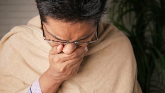 Опытный врач рассказал, на развитие каких заболеваний может указывать ночной кашель