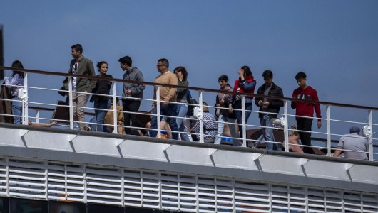 Из-за поддельных виз круизное судно с 1500 пассажирами застряло в порту Барселоны