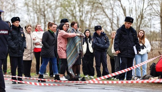 Друзья и родные не могут поверить в случившееся. В нашем материале рассказ спасшегося водителя и комментарии друзей погибших подростков в сегодняшнем ДТП на мамоновском шоссе 