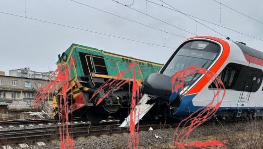 Обкатка пошла не по плану: пассажирский поезд в Подмосковье влетел прямо в тепловоз. Последствия и подробности