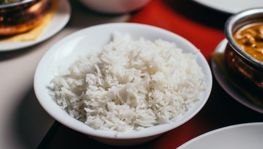 Диетологи рассказали, из-за какого ядовитого вещества всегда перед приготовлением стоит крайне тщательно промывать рис