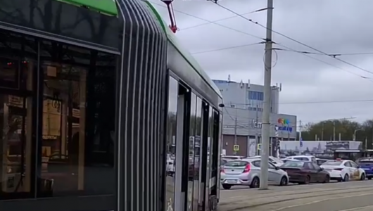 Прямо сейчас в Калининграде трамвай сошел с рельс (ВИДЕО)