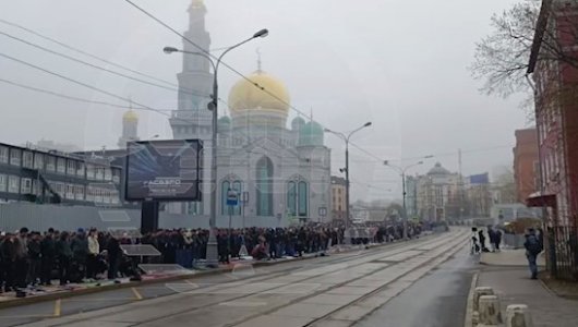 Что сейчас происходит в столице перед Московской соборной мечетью из-за наплыва верующих (ВИДЕО)