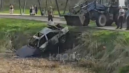 ЧП в Немане : на улице Липовой загоревшийся легковой автомобиль скатился в городское озеро (ВИДЕО)