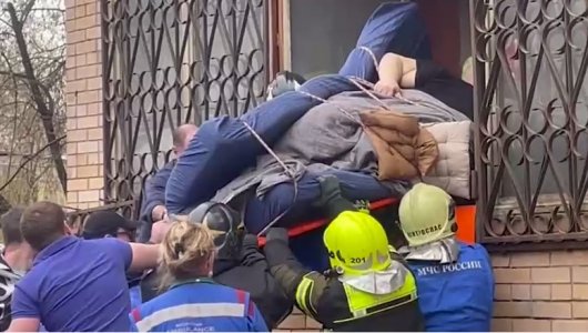 «Не выходил из дома 10 лет» Как вытаскивали 400-килограммового мужчину из квартиры в Москве (ВИДЕО)