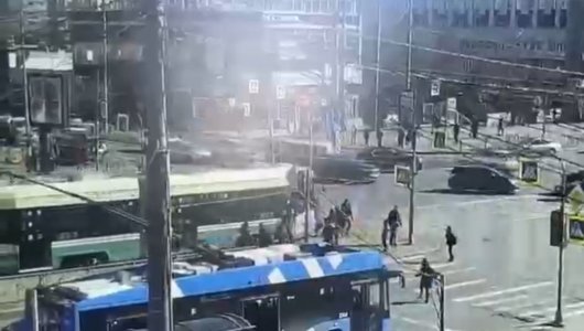 Шок! В Санкт-Петербурге неуправляемый ретро-трамвай на полном ходу въехал в толпу пешеходов (ВИДЕО) 