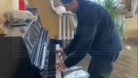 Житель Оренбурга сыграл на фортепиано классическое произведение в своем затопленом доме ( ВИДЕО)