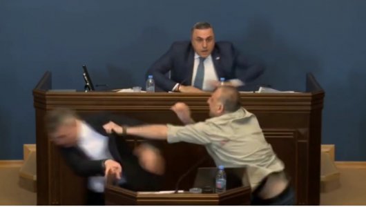 Скандал перерос в  массовую драку прямо во время рассмотрения закона об иноагентах в парламенте Грузии (ВИДЕО) 