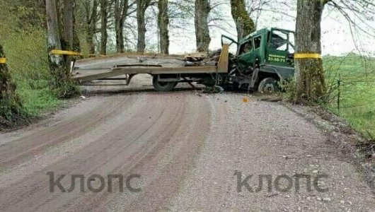 Врезался в дерево и полностью закрыл проселочную дорогу. Где нашелся эвакуатор, который сегодня днем устроил массовое ДТП и скрылся (ВИДЕО)