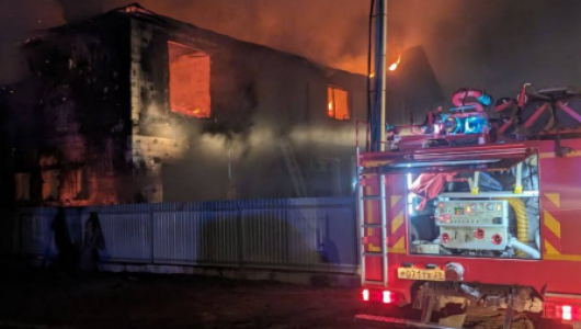 Ночью под Зеленоградском пожарным пришлось бороться с пожаром, который охватил сотни квадратных метров(ВИДЕО)