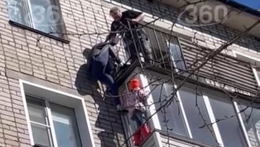 Случайный прохожий спас ребенка, который забрался на край балкона и в любой момент мог сорваться вниз (ВИДЕО) 