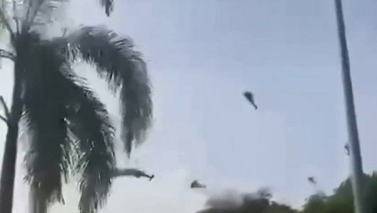 Будто в страшном фильме: в небе над Малайзией на скорости столкнулись два вертолета. Подробности и последствия (ВИДЕО)