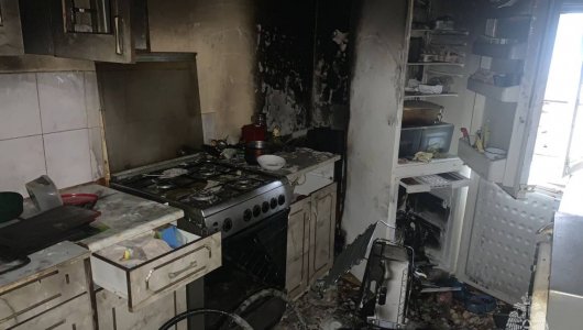Тушил холодильник своими руками и попал в больницу. Стали известны подробности ночного пожара в жилом доме в Калининграде 
