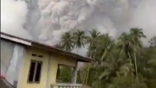 Руанг в огне: вулкан на индонезийском острове достиг высшей категории опасности