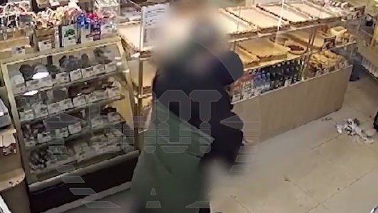 Все полы были в крови: как после одного очень странного вопроса россиянин чуть не убил продавщицу прямо в магазине (ВИДЕО)