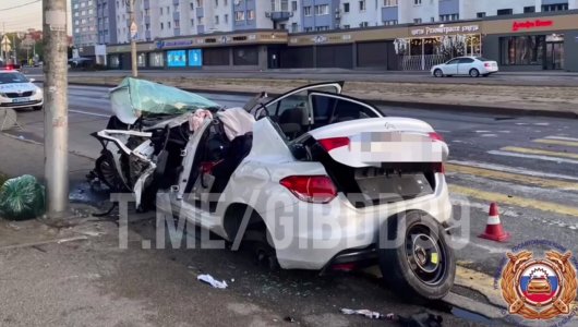 В сети появились страшные кадры момента ДТП около Дома Советов, в результате которого автомобиль перевернулся несколько раз (ВИДЕО)