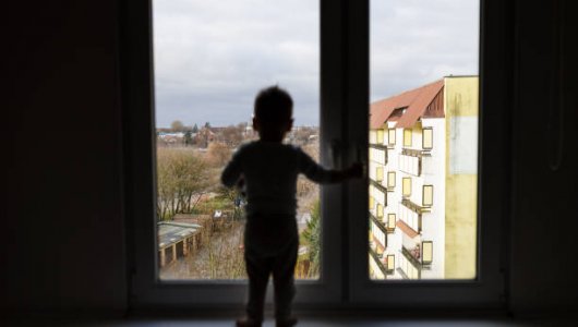 На улице Пионерской в Калининграде из окна пятого этажа выпал трехлетний ребенок 