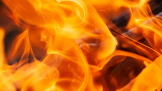 Ночной пожар на Приморском кольце: огнеборцы усмирили пылающую Audi