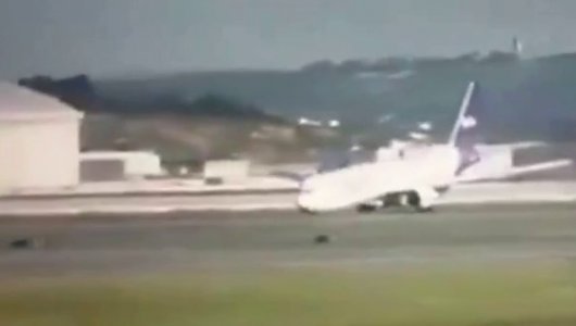 Боинги продолжают ломаться: еще один самолет чудом уцелел во время посадки (ВИДЕО)