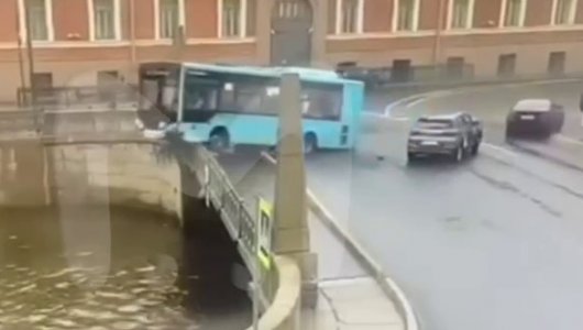 Ужасная трагедия в Питере: автобус улетел с моста прямо в реку. Подробности, причины и последствия страшного ДТП (ВИДЕО)