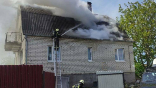 Борьба с огнём в Гурьевском районе: 29 пожарных эвакуируют людей и ликвидируют возгорание