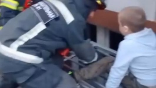 Понадобилась помощь спасателей. В какую ловушку попал ребенок в Калининграде (ВИДЕО) 