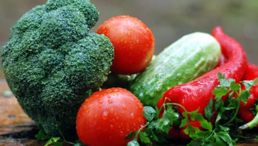 Как правильно мыть овощи и фрукты на даче и пикнике: рекомендации врача