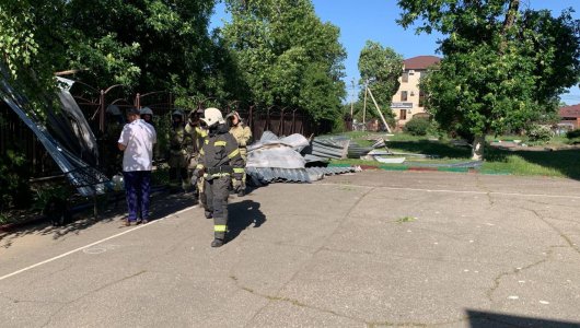 «Все прилетело прямо в школьников» Как в Краснодаре дети чуть не погибли прямо у ворот школы перед линейкой