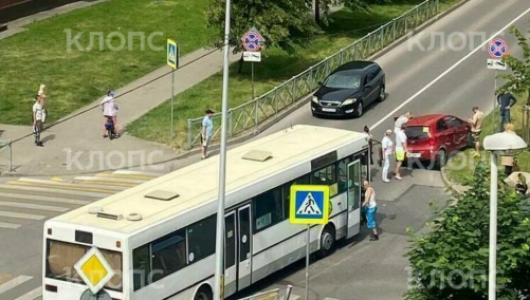 Субботнее утро началось с ДТП: автобус врезался в легковое авто на оживленном перекрестке