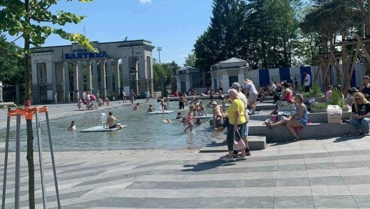 «Кто в вещах, кто голый» Чем сейчас занимаются калининградцы у отреставрированного фонтана в центре города