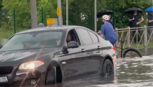 Калининградские улицы превратились в реки: ливень вызвал транспортный коллапс на улицах Калининграда (ВИДЕО)