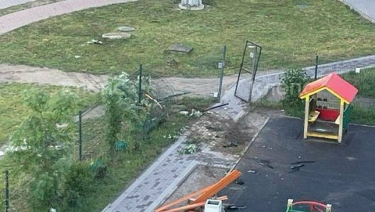 Сбил забор и въехал прямо на детскую площадку: что сегодня произошло в одном из дворов в Чкаловске (ВИДЕО)