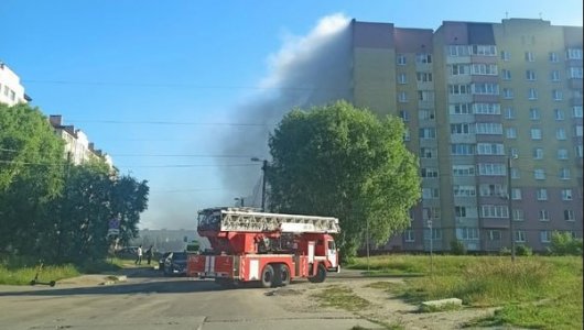 Срочная новость: прямо сейчас в Калининграде горит дом рядом с Понартской (ВИДЕО)