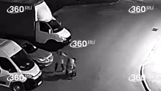 Шокирующий случай в Туле: мать бросила коляску с младенцем прямо на парковке и спокойно ушла домой (ВИДЕО) 
