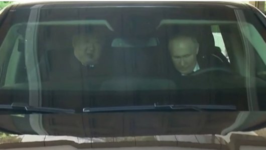 «Самый дорогой друг корейского народа!» президент России за рулем и лидер КНДР уехали на прогулку по Пьеньяну (ВИДЕО)