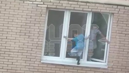 Гуляющий по «лезвию». В сети появились жуткие кадры с мальчиком на карнизе в российском регионе (ВИДЕО)