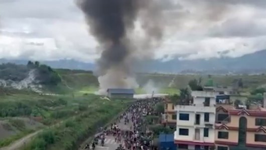 Рухнул прямо в аэропорту. В сети появились кадры крушения пассажирского самолета в Непале (ВИДЕО)