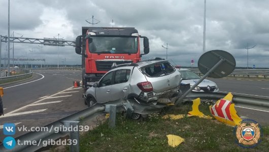 Не уступил дорогу: авария с Renault и грузовиком на окружной, пострадал подросток