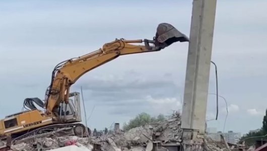 Символ ушедшей эпохи: Последняя балка пала под натиском спецтехники (ВИДЕО)